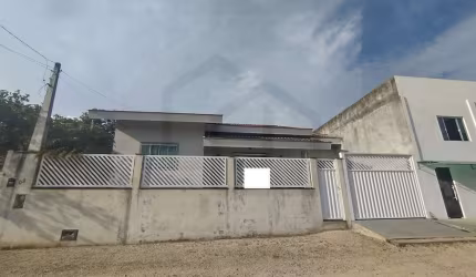 CASA DE ALVENARIA COM TRÊS DORMITÓRIOS SENDO UMA SUÍTE