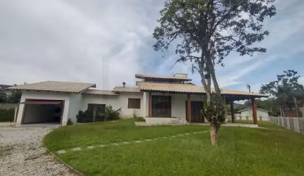 CASA COMERCIAL DE 220M² COM AMPLO ESPAÇO DE TERRENO