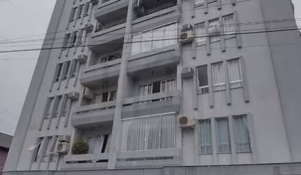 APARTAMENTO BEM ESPAÇOSO E MUITO BEM LOCALIZADO COM 3 DORMITÓRIOS SENDO 1 SUÍTE