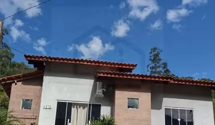 CASA TÉRREA COM 3 DORMITÓRIOS SENDO UMA SUÍTE E AMPLO ESPAÇO DE TERRENO NOS FUNDOS