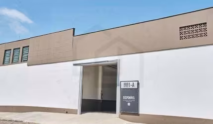 GALPÃO INDUSTRIAL AMPLO E COM PÉ DIREITO ALTO, PRÓXIMO AO CENTRO DE BRUSQUE