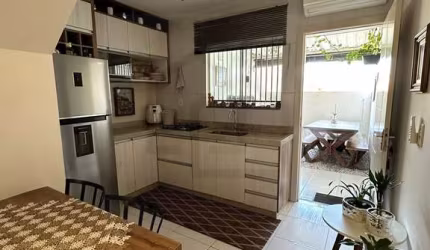 LINDA CASA GEMINADA COM 2 DORMITÓRIOS