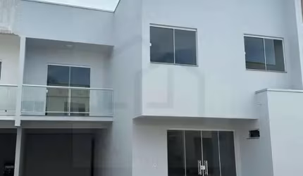 INCRÍVEL CASA COM 3 DORMITÓRIOS SENDO 1 SUÍTE
