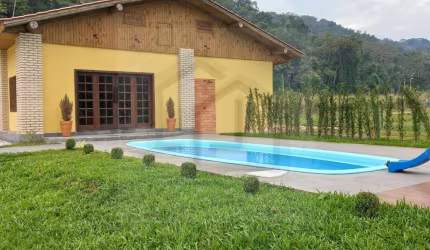 LINDA E ESPAÇOSA CHÁCARA DE 3 DORMITÓRIOS SENDO 1 SUÍTE