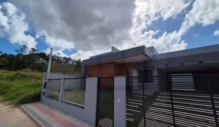 CASA DESLUMBRANTE COM 3 DORMITÓRIOS SENDO 1 SUÍTE C/ CLOSET