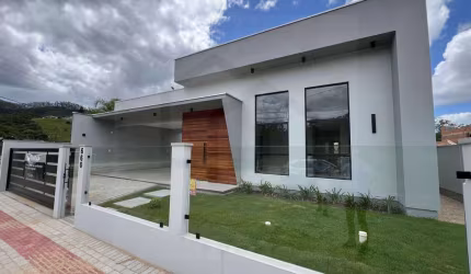 LINDA CASA TÉRREA DE 3 DORMITÓRIOS SENDO 1 SUÍTE