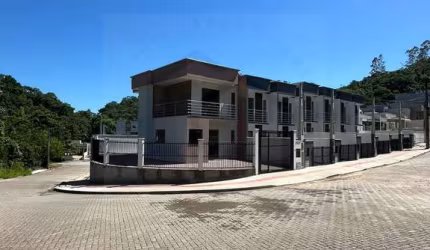 CASA GEMINADA DE 2 DORMITÓRIOS NO BAIRRO DOM JOAQUIM