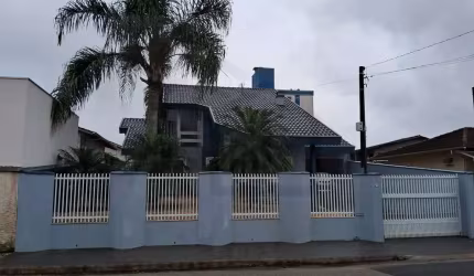 LINDA E ESPAÇOSA CASA DE 3 DORMITÓRIOS SENDO 1 SUÍTE