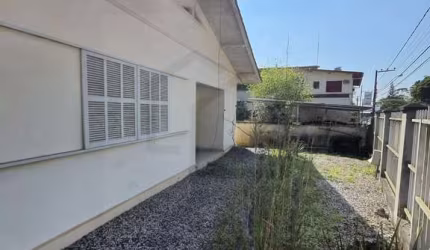 CASA COM AMPLO TERRENO DE 810m²