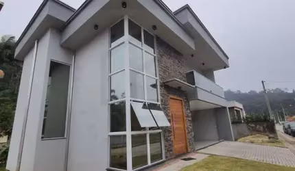 CASA AMPLA DE 4 DORMITÓRIOS SENDO 1 SUÍTE