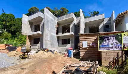 LINDA CASA DE 2 SUÍTES SENDO UMA COM CLOSET