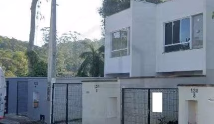LINDA CASA TRIPLEX COM 2 SUÍTES
