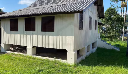 Casa de Madeira  perto da associação da ZM.
