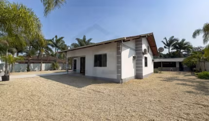 LINDA CASA MUITO ESPAÇOSA DE 3 DORMITÓRIOS