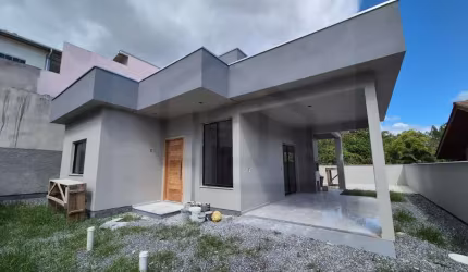 CASA SOLTA COM 3 DORMITÓRIOS SENDO 1 SUÍTE