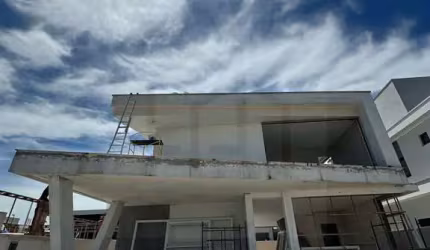 ENCANTADORA CASA DE 3 SUÍTES SENDO 1 SUÍTE MASTER