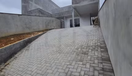 CASA BAIXA DE 3 DORMITÓRIOS SENDO 1 SUÍTE