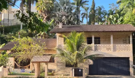 CASA COM 4 DORMITÓRIOS SENDO 1 SUÍTE MASTER E AMPLO TERRENO