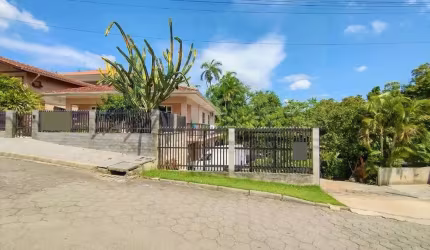 CASA DE ALVENARIA DE 150m² COM 4 DORMITÓRIOS