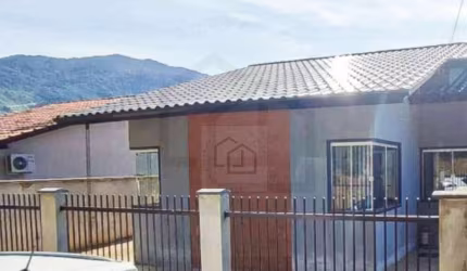 CASA 2 DORMITÓRIOS  SENDO (1 SUÍTE) E 2 VAGAS DE GARAGEM