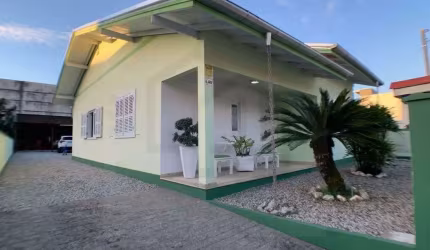 CASA BEM LOCALIZADA, MOBILIADA, COM 4 DORMITÓRIOS SENDO 1 SUÍTE