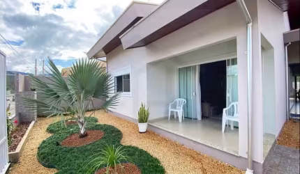 CASA DE 151m² COM TRÊS DORMITÓRIOS SENDO UMA SUÍTE NA GUABIRUBA