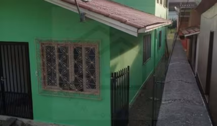 CASA DE ALVENARIA COM CINCO DORMITÓRIOS PRÓXIMO AO CENTRO DE GUABIRUBA