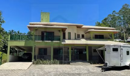 CASA DE ALVENARIA DE 300m² COM QUATRO DORMITÓRIOS E UMA VAGA DE GARAGEM COBERTA NO CENTRO DE GUABIRUBA