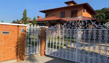 CASA DE ALTO PADRÃO DE 420m² COM CINCO SUÍTES