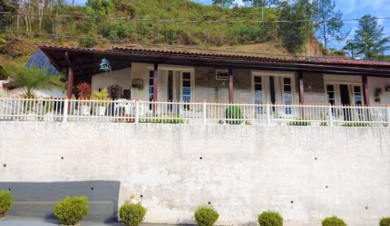 CASA DE ALVENARIA COM TRÊS DORMITÓRIOS SENDO DUAS SUÍTES