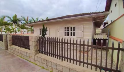 CASA DE ALVENARIA DE 175m² COM 3 DORMITÓRIO SENDO 1 SUÍTE