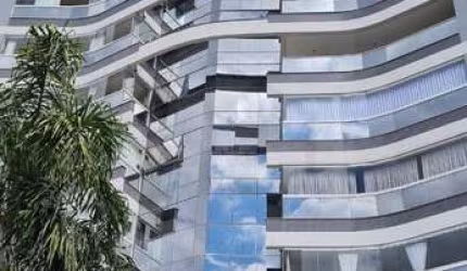 EM CONDOMÍNIO FECHADO COM DUAS SUÍTES COM SACADA ESTENDIDA