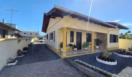 CASA DE ALTO PADRÃO DE 150m² COM TRÊS DORMITÓRIOS SENDO UMA SUÍTE