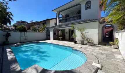 Localização Privilegiada! Casa Próximo da Praia Disponivel para Locação Anual na Riviera de São Lourenço.