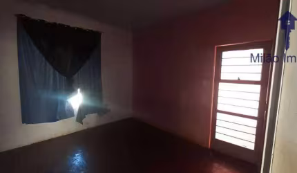 RESIDÊNCIA - 15 m² de frente, terreno de 255 m², 3 dormitórios ,2 banheiros, 2 vagas de garagem.