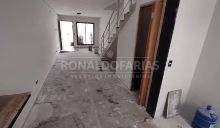 Sobrado a venda com 03 dormitórios sendo 01 suíte na região do Campo Grande