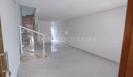 Sobrado a venda com 03 dormitórios sendo 01 suíte na região do Campo Grande