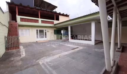 Casa térrea à venda com 4 dormitório e edicula na região de Interlagos.