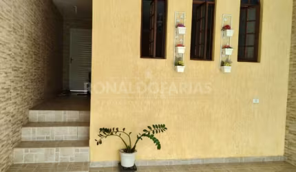 Sobrado à venda com 3 dormitórios e 2 vagas na região de interlagos.