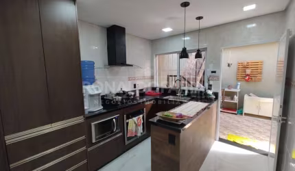 Casa Térrea a venda com 2 dormitórios e 4 vagas em Interlagos