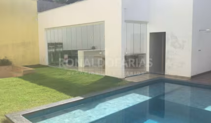 Casa à Venda no em Interlagos com 4 Dormitórios Suítes e 4 Vagas de Garagem