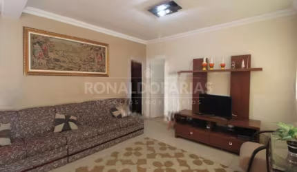 Casa a Venda no Bairro de Veleiros com 3 Dormitórios 1 Suíte e 3 Vagas de Garagem