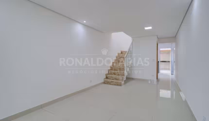 Sobrado a venda com 03 dormitórios sendo 01 suíte na região do Campo Grande