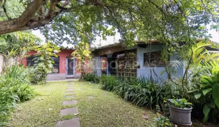 Casa a Venda ou Locação no Bairro de Interlagos com 4 Dormitórios e 4 Vagas com Edícula