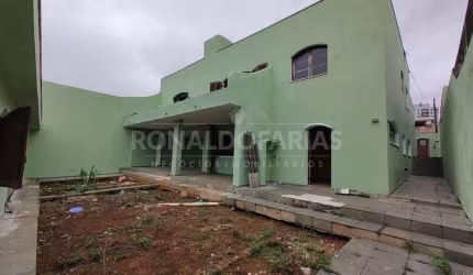 Casa à venda com 2 dormitórios e 1 suíte na região de Interlagos.