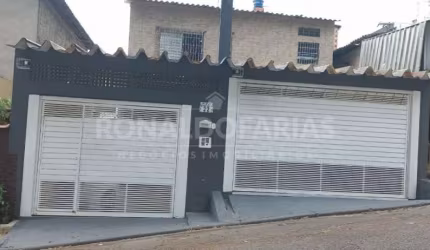 Casa à venda com 3 dormitórios e 1 suíte na região da Cidade Ademar.