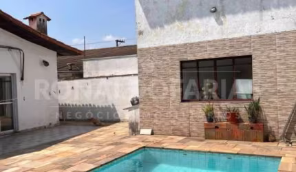 Vende-se Sobrado em Interlagos, 3 Dormitórios e Suíte, 4 vagas, piscina