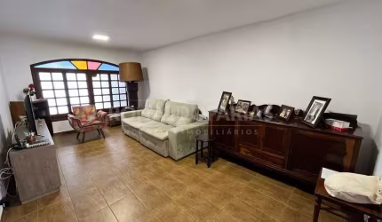 Sobrado à venda com 3 dormitórios na região de Santo Amaro.