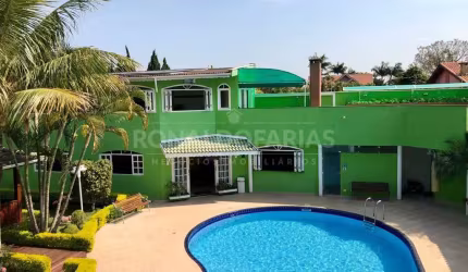 Casa à venda com 5 dormitórios e 5 suítes na região de Interlagos.