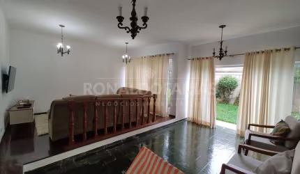 Casa a Venda no Bairro de Interlagos com 4 Dormitórios sendo 2 Suítes e 4 Vagas de Garagem